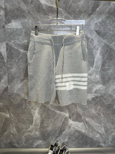 tb汤姆布朗 Thom Browne2025Ss新款针织短裤。 定制面料采用威化布织法，提花针织工艺，版型紧致立体，直条纹拼接，定制裤绳五金质感强，顺滑，上身舒