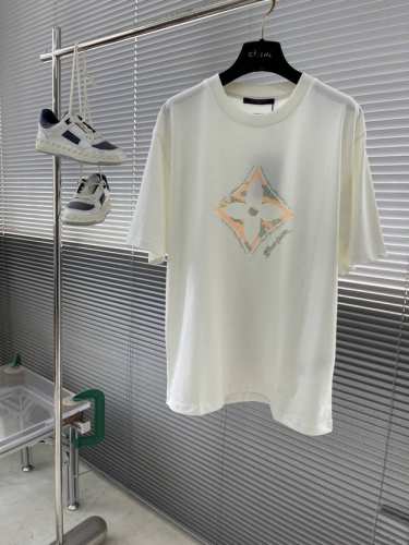 驴牌 25Ss新款 T 恤为胸前融入明丽 3D Monogram 花卉，再以手写体路易威登标识点明品牌身份。Marque L.Vuitton DéposéE 标