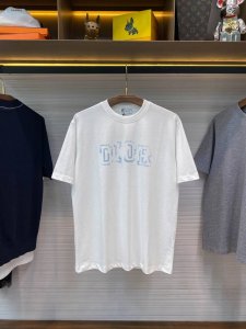 Cd25Ss春夏新款白色平纹棉布圆领短Tee 男女同款复古残缺标识印花休闲短袖T恤衫 贸易公司渠道稀出 同步官网发售 穿上D家全新复古T恤 不仅能够感受到来自面