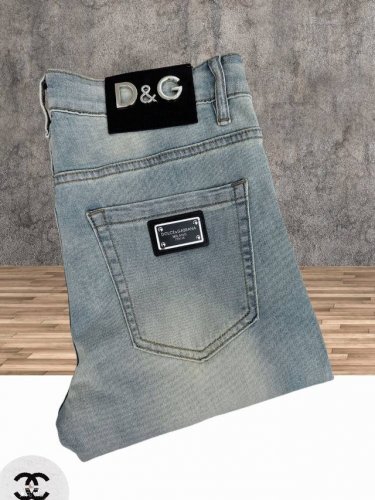 d&G 杜嘉班纳 25年Ss春夏新款男士牛仔裤 面料弹性好。独家发售 官网同步 时尚优雅 采用原色酵母水洗工艺 精选进口重磅丹宁牛仔面料 配专柜五金装饰 真皮皮