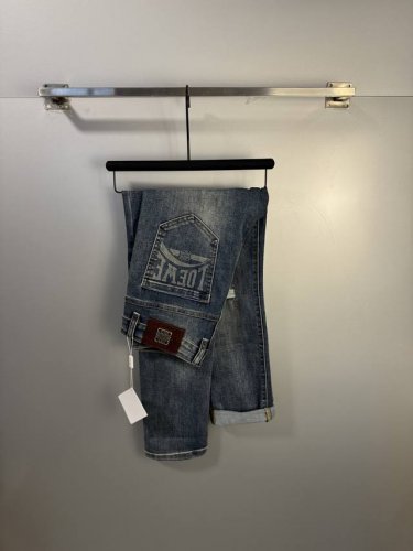 Loewe 罗意威 男士丹宁牛仔裤，官宣画册海报穿搭款！ 客供高级进口的丹宁原色面料，特选日本冈山纯正13Oz 盎司牛仔布料，重磅环保植物酵素水洗工艺，肌理有着