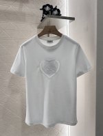 chane*2025新品上架 刺绣订珠山茶花 定制Yb丝光全棉材质 透气舒适 质感十足 常规短袖T恤裁剪 凸显品牌格调 采用克重纯棉制成 略带有弹力 呈现显瘦视