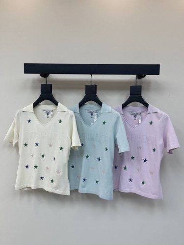 Dior*简约又高级 压花字母满满的奢华感 再加上几颗俏皮的小星星 瞬间为整体增添了几分灵动与活泼 细节之处尽显品牌的用心~ 无论是搭配牛仔裤打造休闲风 还是配
