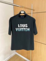 P100 Lv 2025新款经典圆领短袖，时尚百搭经典元素打造精致工艺专柜面料，顶级元素融合打造，经典短袖，潮男时尚，无论是上身舒适度还是都是无可比拟的存在，男