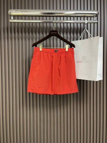prada 2025Ss春夏新款腰头三角标尼龙沙滩短裤，这款短裤采用优质面料，手感柔软舒适，透气性良好，适合各种场合穿着。松紧腰头设计，穿脱方便，适应不同身材，