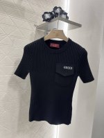 gucc*2025新品上架 翻盖口袋针织短袖 定制Yb进口纱线织造 舒适弹力 透气十足 圆领针织上衣剪裁 以胸口带盖口袋为界限划分竖坑条的疏密差异 提升细节质感