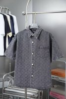 顶级复刻 Louis Vuitton 路易威登 25Ss暗纹满印提花牛仔短袖衬衫 官网同步 男女同款 原版复刻 随意对比 经典百搭 必备单品！ 原版开发斜纹全棉