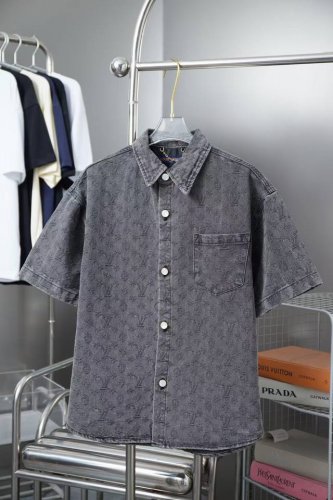 顶级复刻 Louis Vuitton 路易威登 25Ss暗纹满印提花牛仔短袖衬衫 官网同步 男女同款 原版复刻 随意对比 经典百搭 必备单品！ 原版开发斜纹全棉