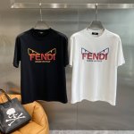 芬家 Fendi T恤 黑白双煞的潮酷魅力 标志性的小怪兽眼睛元素搭配亮眼的“Fendi”字母，一个是红黄配色的热烈，一个是蓝红配色的吸睛 ，瞬间成为视觉焦点。