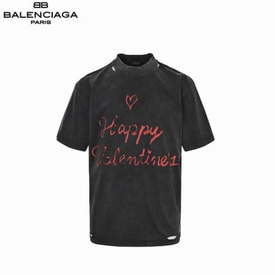 Balenciaga 巴黎世家 情人节限定爱心涂鸦短袖 采用复古平纹针织面料，正面和背面饰以Lipstick Valentines艺术作品印花，全身定位破坏效果