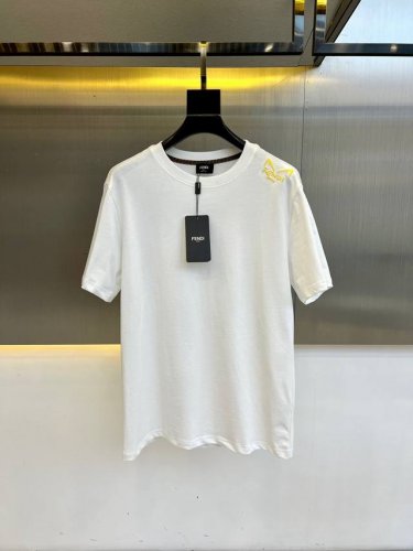 fendi芬迪、2025春夏新品发售新品短袖T恤。采用进口欧棉面料，温儒柔软 细腻柔软 上身自然是舒适 凉爽，印花Logo图案撞色时尚立体。颜色十分清晰，非常的