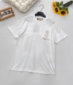 gucci 插画师联名卡通小狗印花短袖T恤 计感十足 干净又清爽 满满的青春活力 真的狠难不爱啊！凹起造型来妥妥的好看 经典的小圆领设计简洁好穿 走在街上吸睛度