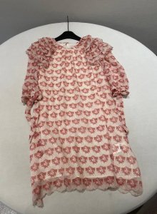 尺码 S M L chloe 25新款泡泡袖印花真丝连衣裙 当你穿上它 仿佛一秒掉进了法式浪漫花园 面料是细腻柔软的真丝 轻触肌肤 丝滑又亲肤 透着低调奢华感