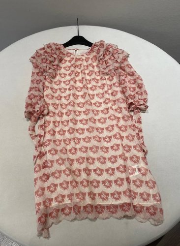尺码 S M L chloe 25新款泡泡袖印花真丝连衣裙 当你穿上它 仿佛一秒掉进了法式浪漫花园 面料是细腻柔软的真丝 轻触肌肤 丝滑又亲肤 透着低调奢华感