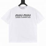 Miu Miu缪缪 25Ss 大Logo字母做旧印花短袖T恤 轻奢主义 男女日常通勤穿搭必备单品 正确版本 随意对比 详细特征 260克100% 纯棉双纱汗布面