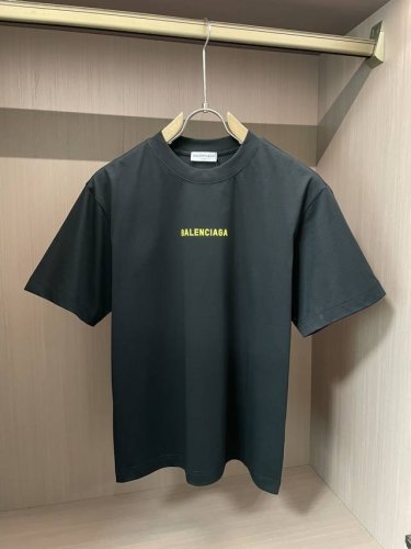 巴黎世家 2025春夏新品，优选特定原版开发330支双股精棉平纹面料，上身挺阔舒适度佳，外穿内搭随意搭配，男女同款 尺码S-Xxxl