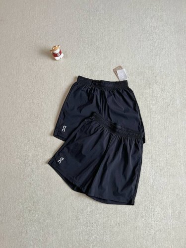 on昂跑 7 Core Shorts 2025 春夏新品 7 英寸运动速干短裤！ 精工之作，细节堪称完美，当下最流行的设计款式，绝对物有所值！ 轻盈的梭织面料，