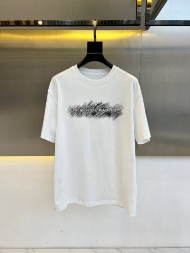 Alexander W亚历山大王、2025新季新款春夏新款印花Logo短袖T恤！甄选本草抗菌科技面料打造双纱面料 本品含有艾草、金银花、茶树精油提取物天然抗菌成