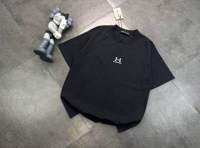 潮牌巴黎世家安德玛联名款情侣款短袖T恤！ ：240G双纱潮牌专用棉，纹理清晰，质感满满，同缸定染1×1无色差精密纯棉螺纹，层搭叠穿，自留好货，强烈推荐~所有的辅