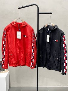Moncler蒙口独家专供最新时尚连帽夹克 经典设计感与颜值爆棚的外套 品质更是无法挑剔品控可以直接入手 不容过错的高端臻品 通过细节图片便可感受到它强悍的气场