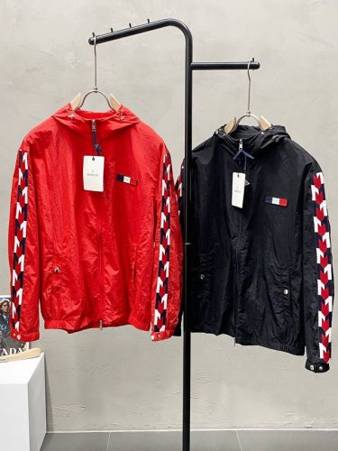 Moncler蒙口独家专供最新时尚连帽夹克 经典设计感与颜值爆棚的外套 品质更是无法挑剔品控可以直接入手 不容过错的高端臻品 通过细节图片便可感受到它强悍的气场