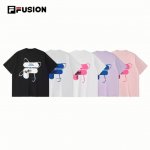 供 不控价 Fila Fusion斐乐2025专柜新款幻影主题元素复古新潮T恤上新！男女同款！情侣款！ 本款主要以时尚运动文化，跨界联名为主，结合当下广受欢迎的