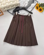 miumiu新款咖色红绳百褶中长半裙，Miu爆单推荐，25春夏新品！泰风校服中长款压褶半裙！ 复古学院风文艺少女必入单品！ 定位刺绣字母Logo低调奢华 搭配红