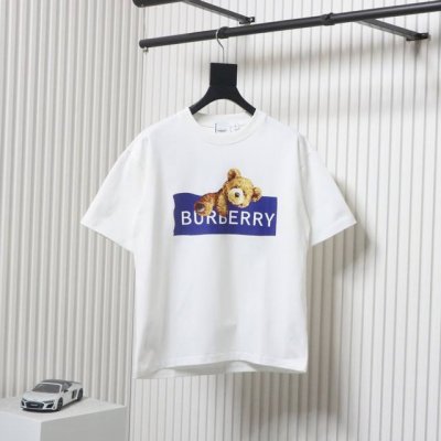 burberry 巴宝莉 24Ss 小熊短袖T恤 面料采用定制240G 26支特滑双股精棉平纹高密无尘全棉布料。前幅高密度加厚，走线平整，代工品质，全套定制辅料