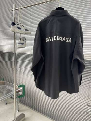 balenciag 印花衬衫外套 定制经典双面厚款长绒棉巴黎衬衫料 做到双面不同纹理和原版一致 质感肉眼可见 上身立体有型 贴身舒适柔软 前幅饰以同质化Clea
