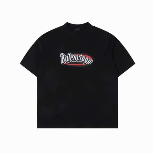 balenciaga 最新可乐涂鸦造型印花短袖T恤 巴黎家经典可乐标识T恤是品牌标志性设计之一，将街头文化与高端时尚完美融合。这款T恤以简约的设计语言为核心，胸