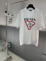 prad 2025新款立体硅胶T恤 三角元素图案 唤醒新意 十足的高级感 双层螺纹领口 肩部通肩压条 280G纯棉面料 男女同款 码数：S-Xxl S码衣长73