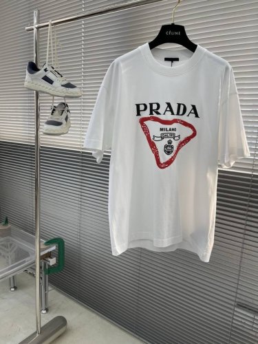 prad 2025新款立体硅胶T恤 三角元素图案 唤醒新意 十足的高级感 双层螺纹领口 肩部通肩压条 280G纯棉面料 男女同款 码数：S-Xxl S码衣长73