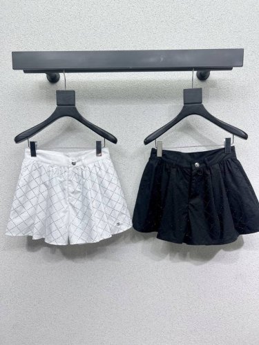 70675# 小香烫钻短裤 上新小香风一系列重工烫钻短裤 非常高级的进口高密度质地 仔细看细节最具特色的上身非常飒 干净有品 提气质~~完全按照高定成衣水准 无