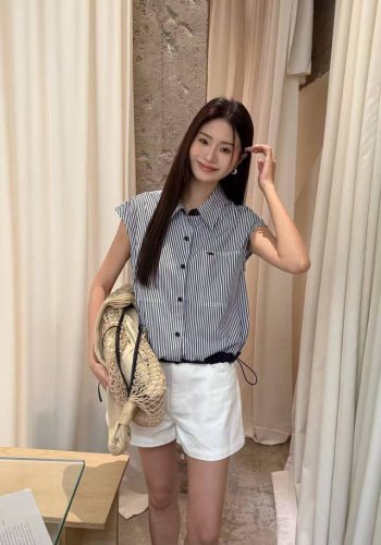 上新 小香 Cc小金属装饰条纹衬衫 时髦感和精致都在线 小飞袖又可以遮住手臂肉 实穿又藏肉 颜色 图色 码数 Sml s码推荐 80~100 m码推荐 100