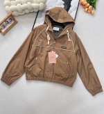 miumi* 25Ss春夏新款棕色尼龙系列微标连帽外套+高腰短裤丨独家Yb开发！高版出品！撞色捆边点缀设计 超显瘦 干练且酷帅 胸口贴布Logo点缀 时髦感拉满