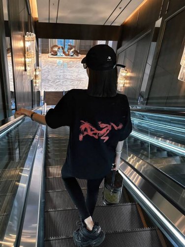 上新！ 始祖鸟 Arc'teryx幻影鸟情侣款短袖T！宽松版型！ 采用顶级320克精梳纯棉面料！无敌质感！ 高端面料无任何缺点！ 肩部过肩领条领口二本针加固 机