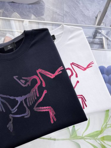 始祖鸟 Arcteryx新款字母印花双层重工短袖T桖 字母图案不管是T桖还是卫衣都是每年的爆款单品 前幅大面积印花采用大康丽数码印花机直喷 成本极高 经过多次的