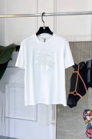 巴宝莉 2025Ss蛇年贺岁款春夏精品短袖T恤 官网同步 高端品质 定制顶级丝光棉面料，顶级大厂1:1制作，时尚大牌重工艺Logo设计，手感柔软细腻 穿着亲肤舒