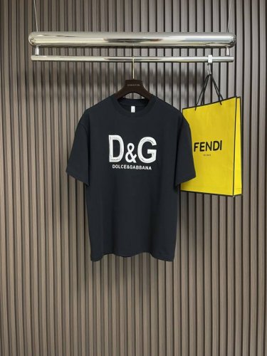 Dg 2025Ss 立体开裂字母Logo印花短袖T恤，精选进口原单精棉面料，原版定位设计更显奢华高贵风范，上身舒适大方上档次，手感非常顺滑柔软 尺码：M-Xxl