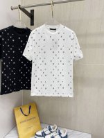 Lv 2025Ss最新款短袖T恤，原标 定制面料，手感柔软，穿着舒适，做工精细.上身效果无敌帅气， 码数 S-2Xl