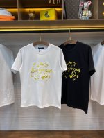lv25Ss春夏新款平纹针织棉布圆领短Tee，男女同款黄色残缺标识刺绣宽松休闲短袖T恤衫！贸易公司渠道稀出，同步官网发售！V家新款T恤以其独特的面料、精湛的工艺