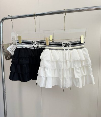 品名：Dio* 甜妹织带Logo蛋糕百褶裙 尺码：S.M.L 颜色：白色 黑色 Dio*甜酷女孩，今日穿搭。被追问N次的甜酷感穿搭，安利安利！黑色短上衣简约又显