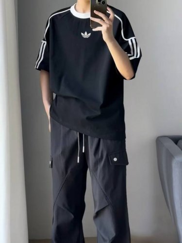 新款阿迪达斯Adidas 三叶草三条杠插肩撞色拼接Ins 领口螺纹针织情侣同款宽松落肩短袖T恤 面料: 280G重磅纯棉新疆长绒棉 采用特定重磅32S精棉平纹针