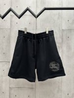 Bbr巴宝莉2025Ss新款圆马术骑士徽标休闲短裤 面料采用10S单纱+16S双股 底层用16S支双股线提升强度 表面单纱较粗，提供较好的强度和耐磨性，适合作为