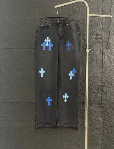 高端品质款号X016 Chrome Heart克罗心 十字架拼皮牛仔裤. 裤子采用顶级重工洗水工艺，每一处细节都彰显匠心。小牛皮经激光切割，制成精致十字架，触感