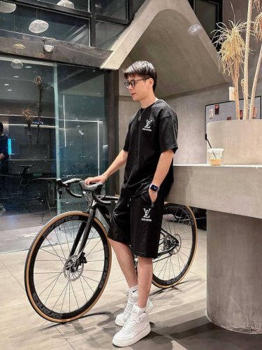 lv套装 2025春夏最新款，男女同款，经典设计短袖T恤短裤套装，定制纯棉面料，手感柔软，穿着舒适，做工精细.上身效果无敌帅气，码数M-3Xl