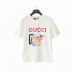 尺码表+实拍细节图 Gucci 古驰 早春卡通怪异猫图案印花T恤 选用客供定制针织 %纯棉面打造,面料手感细腻，厚实有质感的纯棉布 高密度的机织工艺，如棉絮般柔