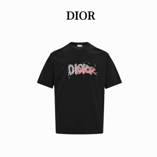 Dior 迪奥 24Ss 手绘涂鸦字母印花短袖 280克双纱面料，手感超级柔软舒适，结合休闲风范与现代风格。采用100%棉精心制作，此款前后幅的工艺采用了刷漆似
