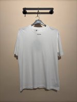 prada，23Ss新款小字母Logo印花短袖Tee恤 面料采用丝光棉手感柔软细腻，胸前小字母Logo采用定位高温压胶再通过热转印工艺，简约Logo字母点缀于胸