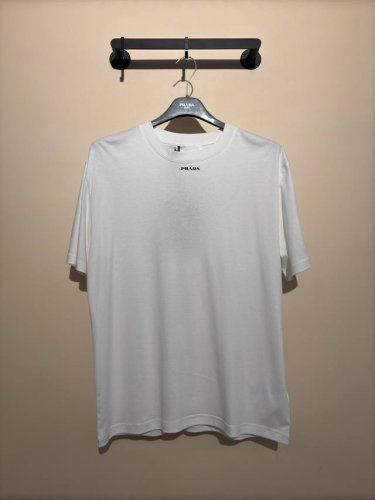 prada，23Ss新款小字母Logo印花短袖Tee恤 面料采用丝光棉手感柔软细腻，胸前小字母Logo采用定位高温压胶再通过热转印工艺，简约Logo字母点缀于胸